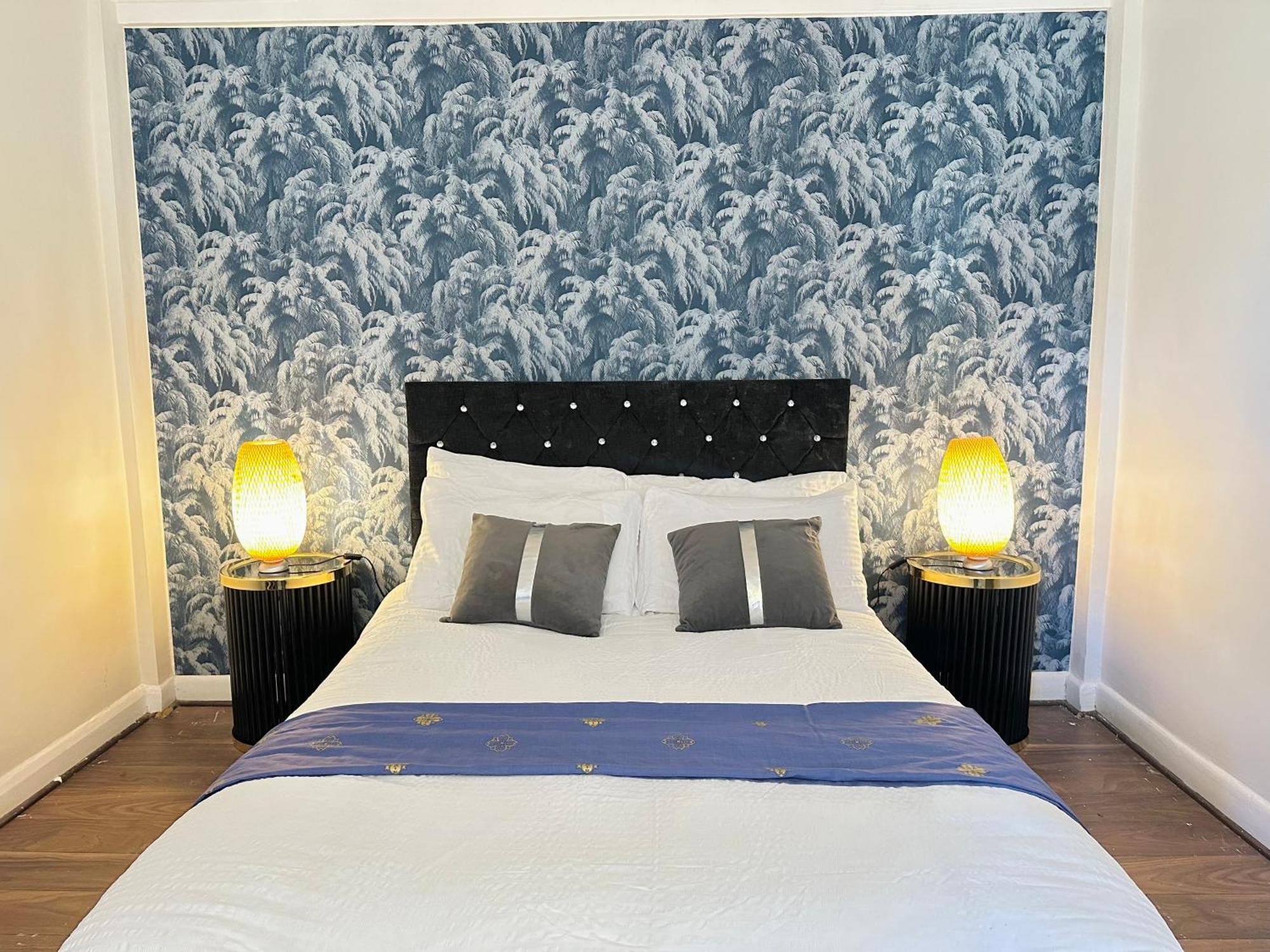 Hyde Park Comfortable Two Bedroom Londra